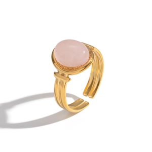 Gros plan d'une pierre de quartz rose sur une bague ovale ajustable dorée à l'or