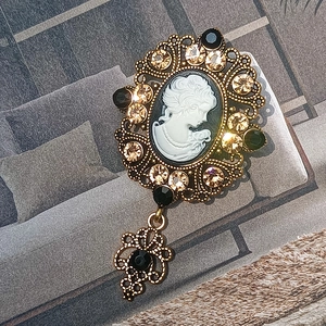 Spilla cammeo vintage in rilievo con strass champagne e pietre nere su bronzo antico