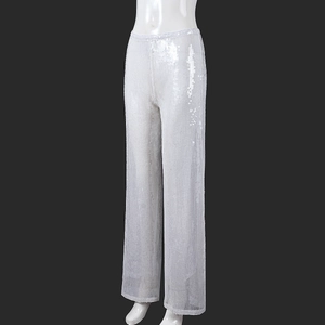 Détail de sequins blancs scintillants sur un pantalon large pour femmes chic