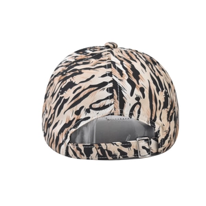 Detailansicht der Tiger-Print-Baseballkappe mit hinterer Metallschnalle und Baumwolltextur