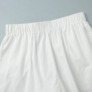 Détails de l'ensemble blanc avec taille élastique et poche latérale invisible