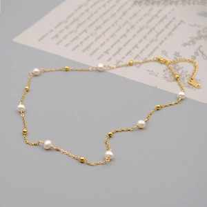 Collier long élégant en acier inoxydable avec perles d'eau douce et billes dorées