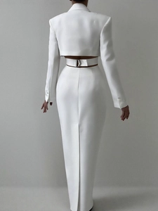 Ensemble blanc élégant deux pièces avec blazer court et jupe longue taille haute