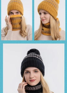 Dettaglio del cappello in maglia spessa con pompon e scaldacollo abbinato per l'inverno