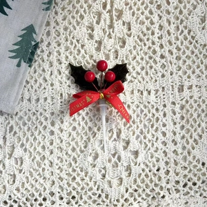 Détail de décoration de gâteau de Noël avec baies rouges et nœud Merry Christmas