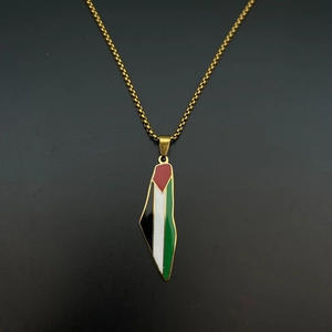 Collier doré avec pendentif carte de la Palestine aux couleurs du drapeau sur fond noir