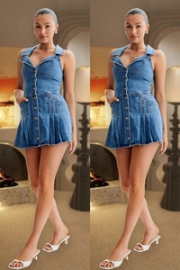 Dettaglio dell'abito mini in denim blu con scollo all'americana e gonna a pieghe chic