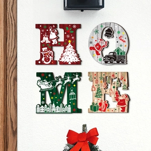 Weihnachtliche HOME Wanddeko aus Holz mit festlichen Mustern wie Nikolaus und Rentier