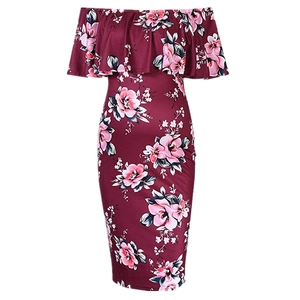 Détail d'une robe de maternité bordeaux à fleurs avec col bardot et manches à volants