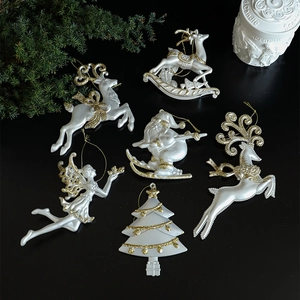 Set de 6 ornements de Noël blancs et dorés avec renne, ange et sapin festif