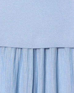 Détail du tissu en maille bleu clair joint avec une texture plissée fine