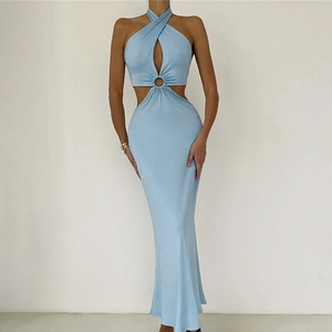 Robe longue bleu clair dos nu avec découpe à la taille et détail d'anneau en métal