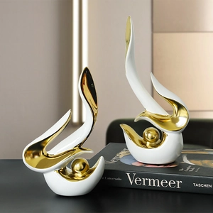 Ornements abstraits en céramique blanche et dorée pour une décoration intérieure de luxe