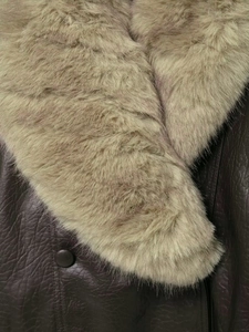 Macro du col en fausse fourrure et texture du cuir marron sur une veste pour femme