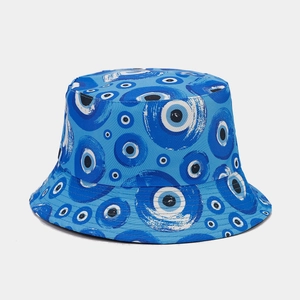 Dettaglio cappello alla pescatora blu con motivo evil eye e cuciture precise