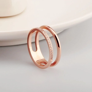 Anello a doppio strato in acciaio al titanio oro rosa con micro zirconi lucidi