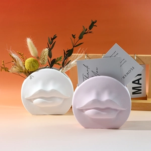 Artistieke lipvormige keramische vaas en bureau-organizer in wit en roze afwerking