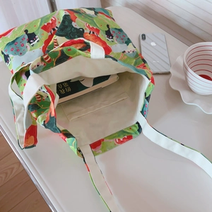 Détail de l'intérieur du sac cabas en toile avec poche intérieure et grande capacité