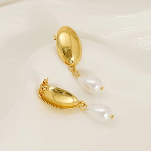 Boucles d'oreilles minimalistes en acier doré avec perles blanches en goutte