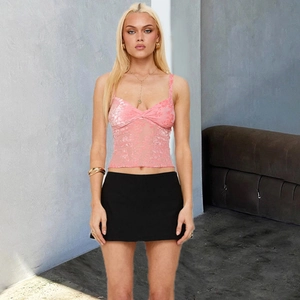 Haut caraco rose en velours et dentelle avec mini-jupe noire à taille haute
