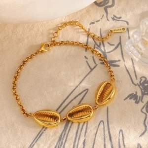 Detail von vergoldetem Edelstahl-Muschelarmband mit Karabinerverschluss und Kette