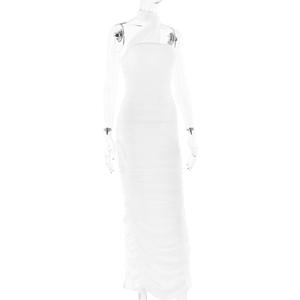 Détail d'une robe longue blanche sans manches dos nu avec tissu froncé élégant et licou
