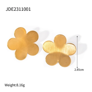 Detailed view of 18k gold floral earrings with dimensions 2.85cm and 8.16g weight