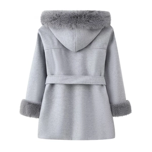 Manteau en laine gris à capuche avec grand col en fourrure et ceinture, vue de dos