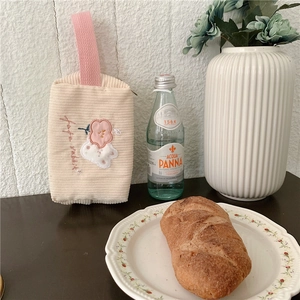 Detail der Blumenstickerei und 'tata rabbit' Schrift auf Cord-Kosmetiktasche