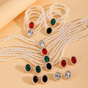 Parure de bijoux élégante en perles multicouches avec colliers et boucles d'oreilles gemmes
