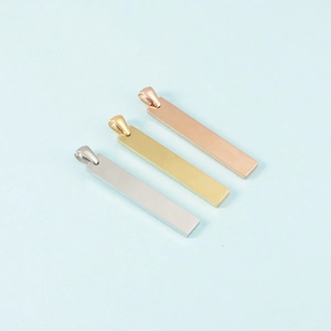 Detailansicht der rechteckigen Edelstahl-Anhänger in Silber, Gold und Roségold