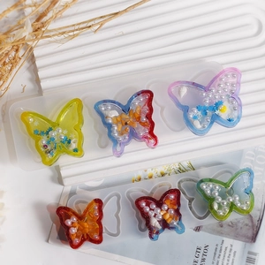Moule en silicone papillon DIY avec pendentifs colorés pour création de porte-clés