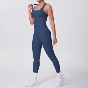 Détail de l'ensemble de sport bleu marine mat avec haut et legging pour femmes