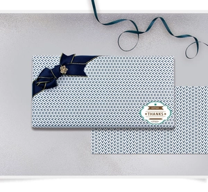 Détail du papier cadeau kraft à chevrons bleus avec un ruban décoratif bleu marine