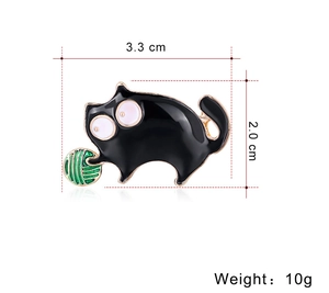 Detailed dimensions of a cute black cat cartoon brooch with green yarn ball, 3.3 x 2.0 cm
