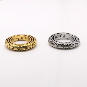 Details der astronomischen Klappringe in Gold und Silber mit astrologischen Symbolen