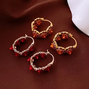Boucles d'oreilles fleurs dorées en U avec cristaux et pétales de rose vintage rouges