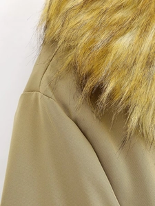 Gros plan sur un manteau d'hiver kaki avec col en fausse fourrure amovible et tissu sergé
