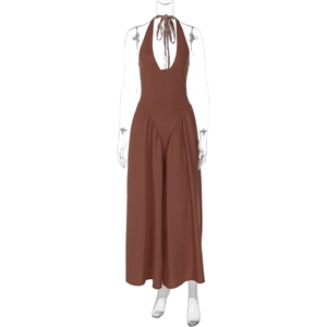 Detailansicht eines braunen Jumpsuits mit tiefem V-Ausschnitt und weitem Beinverlauf