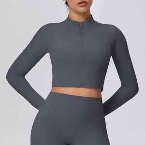 Detailansicht der dunkelgrauen Yoga-Jacke mit Reißverschluss und elastischen Flachnähten