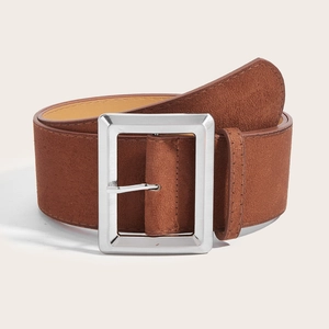 Gros plan sur une large ceinture en daim marron avec une grande boucle rectangulaire