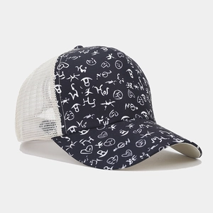 Dettaglio del cappellino da baseball traspirante con stampe bianche e pannello mesh