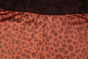 Détail du tissu imprimé léopard avec bordure en dentelle noire et texture fine