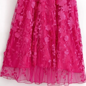 Robe longue fuchsia élégante avec broderies florales complexes et tulle multicouche