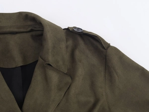 Détail d'un trench-coat vert olive effet daim avec revers classique et épaulettes boutonnées
