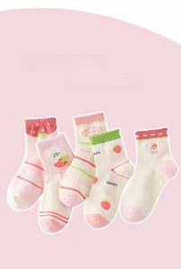 Détail du lot de 5 chaussettes bébé avec motifs fraises, rayures et bords à volants