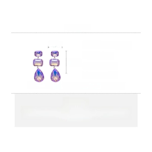 Vista dettagliata degli orecchini pendenti in cristallo viola con misure 5,5x2 cm