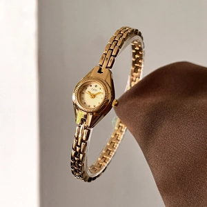 Montre bracelet GEDI minimaliste pour femme en or avec petit cadran rond et chaîne vintage