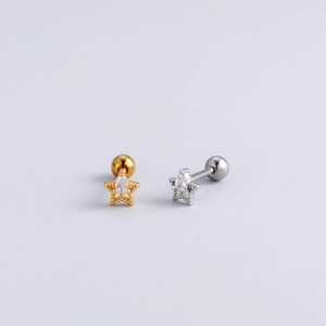 Vue détaillée des boucles d'oreilles étoiles en or et argent avec zircons cubiques clairs