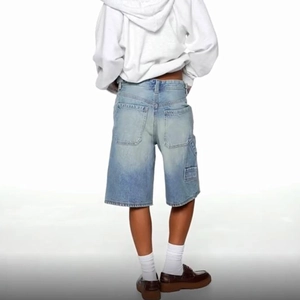 Rückansicht hellblauer Cargo-Denim-Shorts mit großen Taschen und lockerem Schnitt